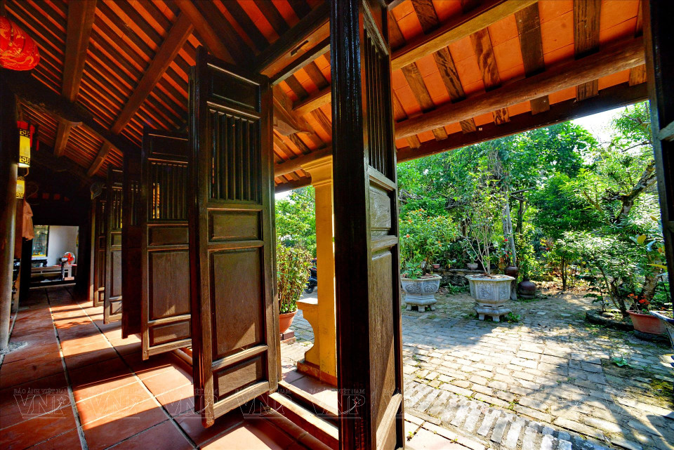 Les portes s'ouvrent sur un luxuriant jardin.