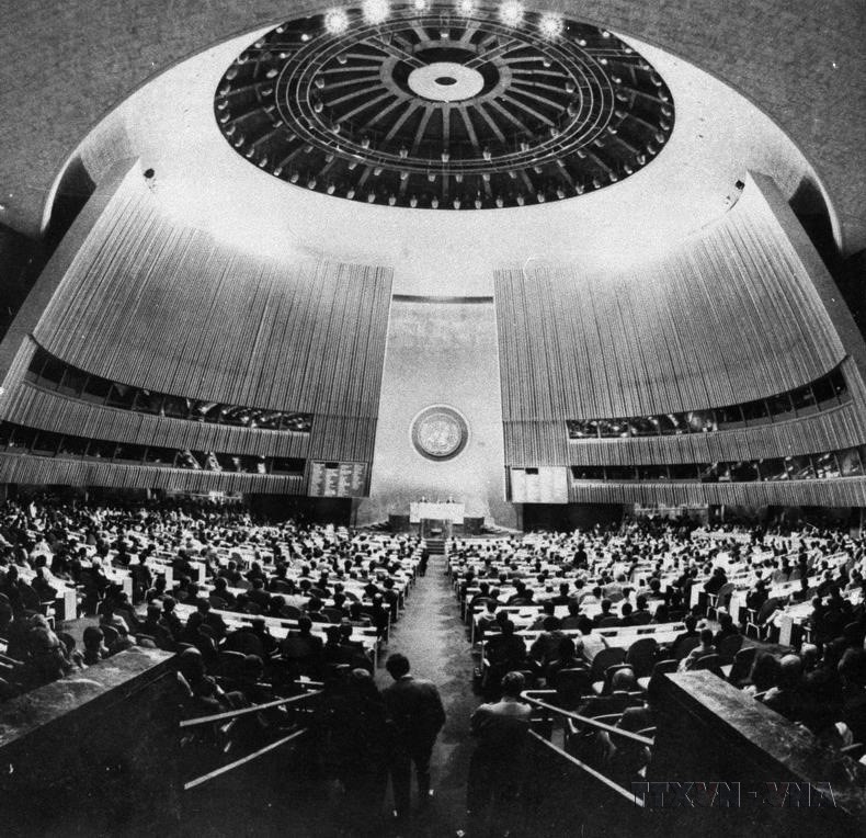Lors de la séance d'ouverture de la 32e session de l'Assemblée générale des Nations Unies à New York, aux États-Unis, une résolution a été adoptée reconnaissant le Vietnam comme membre des Nations Unies.