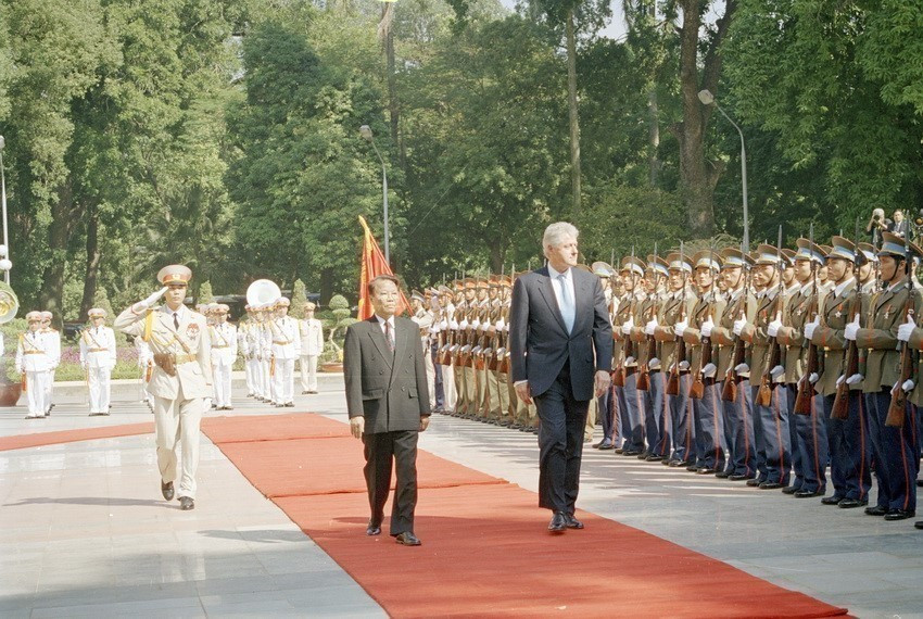 Le président Tran Duc Luong (à gauche) préside la cérémonie d'accueil du président américain Bill Clinton, en visite officielle au Vietnam du 16 au 19 novembre 2000. Photo: VNA