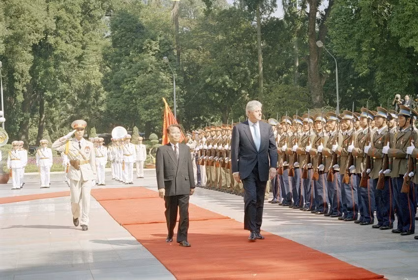 Le président Tran Duc Luong (à gauche) préside la cérémonie d'accueil du président américain Bill Clinton, en visite officielle au Vietnam du 16 au 19 novembre 2000. Photo: VNA