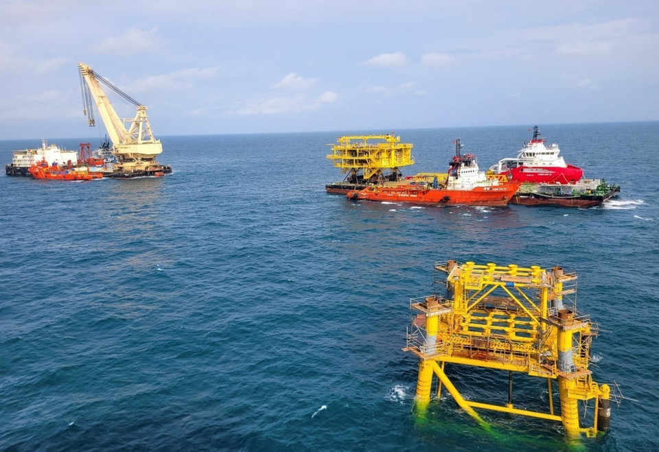 Les navires de service Thiên Ung 01 et Vung Tau 01 remorquent le navire VSP05 à la position du navire-grue Hoang Sa.