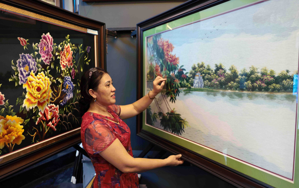 L'artisane Le Thi Xuan est particulièrement fière de ce tableau représentant le paysage du lac Hoan Kiem.