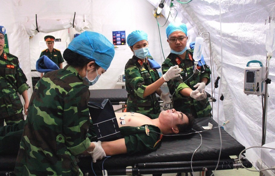 Des soldats de l'Hôpital de campagne de niveau 2 N°1 appartenant aux forces de maintien de la paix du Vietnam, s'entraînent, avant de partir pour participer aux opérations de maintien de la paix au Soudan du Sud (2018).
