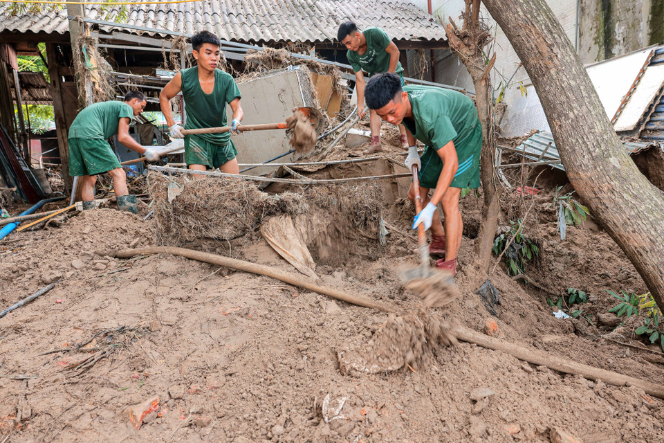 Des soldats de la division 316 aident les habitants de la commune Phuc Khanh, district de Bao Yen, à surmonter les conséquences des inondations. Photo: VNA