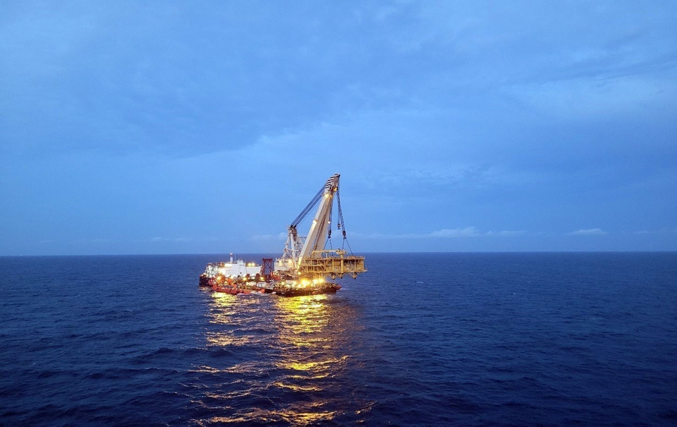 Le navire-grue Hoang Sa soulève la partie supérieure de la plate-forme de forage BK-23.
