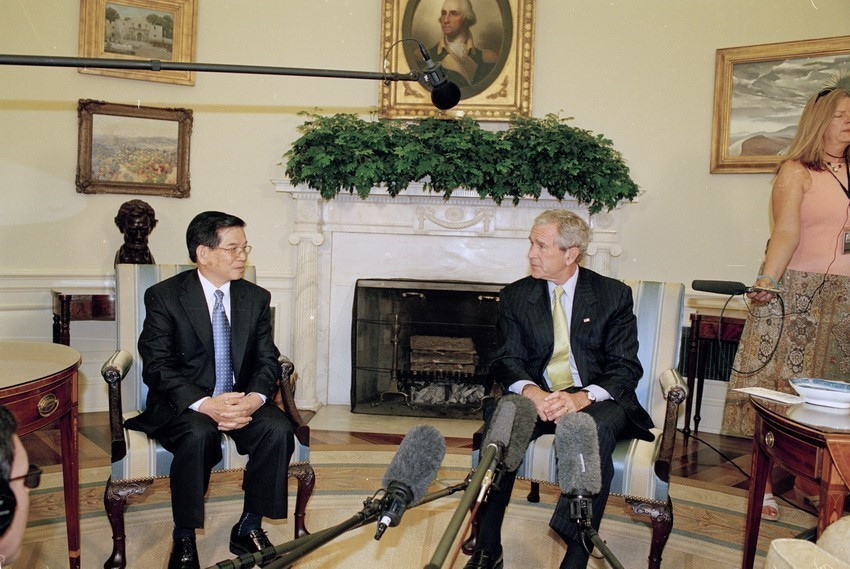 Le président Nguyen Minh Triet (à gauche) s'entretient avec le président américain George W. Bush à la Maison Blanche, lors de sa visite officielle aux États-Unis du 18 au 23 juin 2007. Photo: VNA