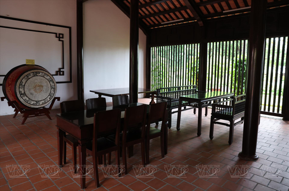La zone de résidence des enseignants et des élèves de l'école Dục Thanh est équipée de tables et de banquettes pour se reposer.