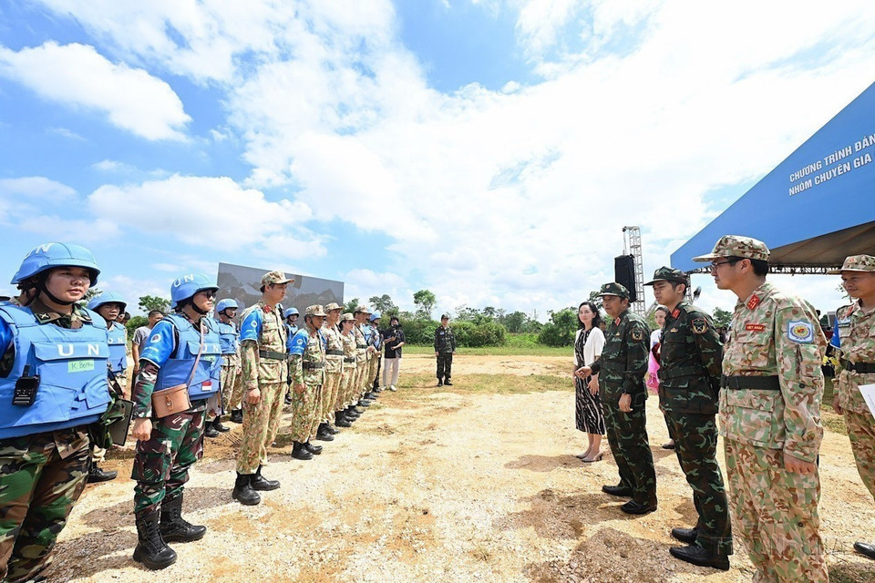 Dans la matinée du 20 septembre 2023, au Centre national d'entraînement 4, le ministère vietnamien de la Défense du Vietnam se coordonne avec son homologue japonais pour organiser un exercice visant à évaluer la capacité des soldats de maintien de la paix des Nations Unies.
