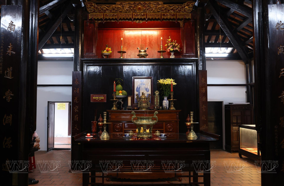 L'autel de Nguyen Thong (1827 - 1884), poète, écrivain patriotique et activiste social, est solennellement installé à l'école.