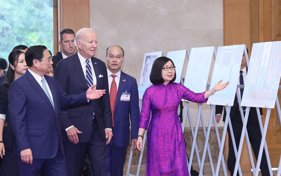 La directrice générale adjointe de l'Agence vietnamienne d'information (VNA), Doan Thi Tuyet Nhung, présente une exposition de photos réalisée par la VNA, au Premier ministre Pham Minh Chinh et au président américain Joe Biden (le 11 septembre 2023). Photo: VNA
