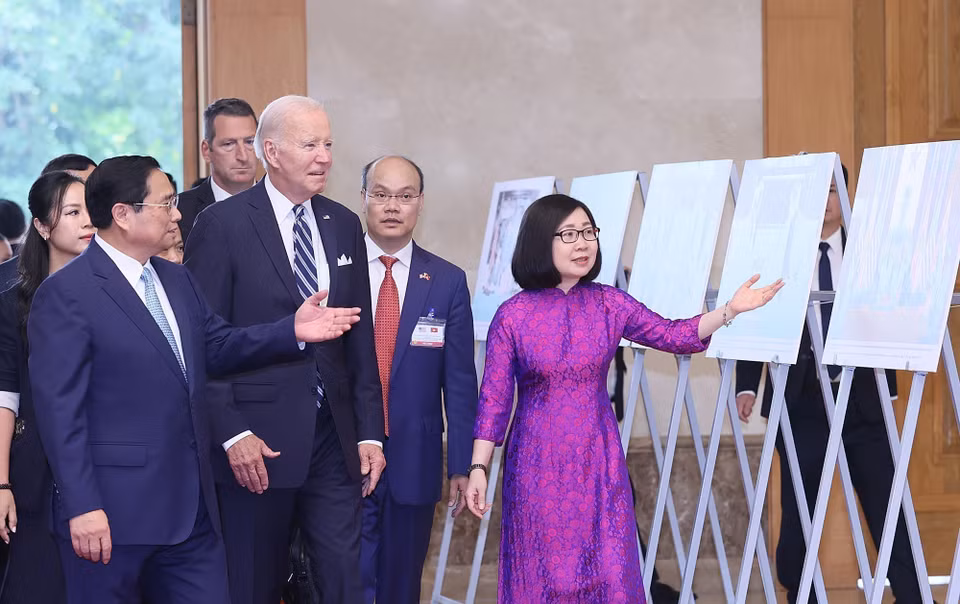 La directrice générale adjointe de l'Agence vietnamienne d'information (VNA), Doan Thi Tuyet Nhung, présente une exposition de photos réalisée par la VNA, au Premier ministre Pham Minh Chinh et au président américain Joe Biden (le 11 septembre 2023). Photo: VNA