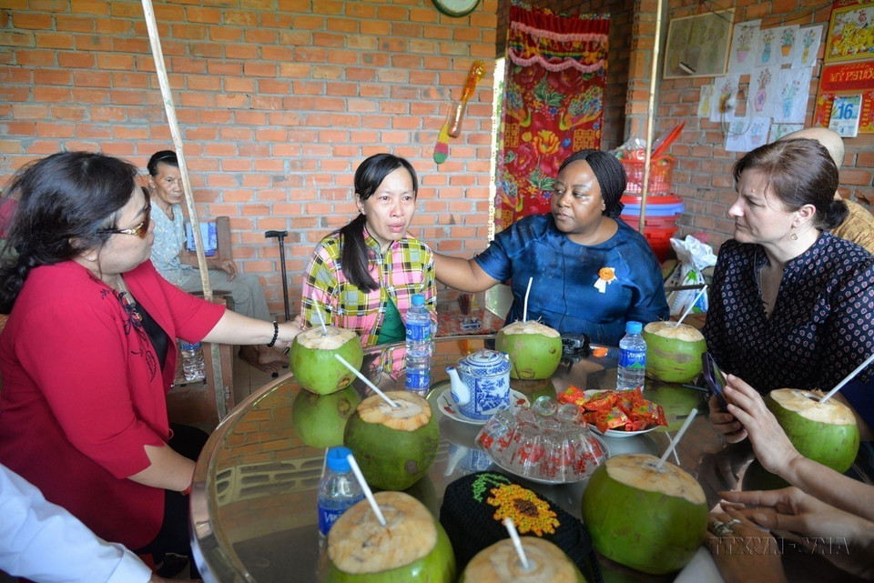 L'ambassade d'Australie au Vietnam et l'Entité des Nations Unies pour l'égalité des sexes et l'autonomisation des femmes se rend à Tien Giang pour évaluer la mise en œuvre du projet "Réponse d'urgence et soutien à la reprise pour les femmes risquant des violences et gravement affectées par la quatrième vague de COVID-19 à Tien Giang", financé par ONU Femmes (2023).