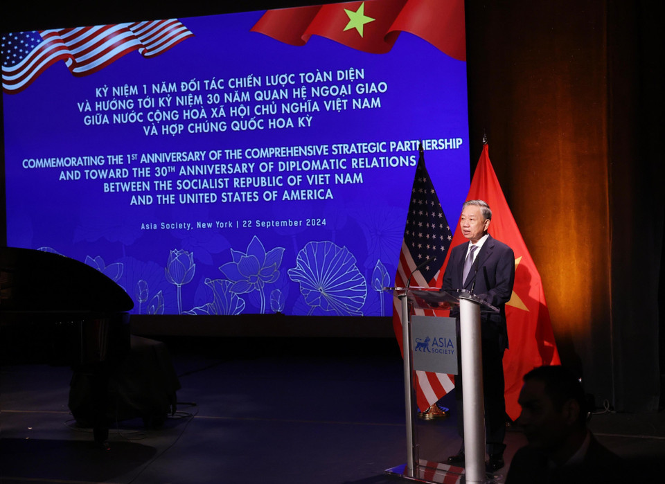 Le secrétaire général et président To Lam prend la parole lors de la cérémonie commémorant le 1er anniversaire du partenariat stratégique intégral et s'orientant vers le 30e anniversaire des relations diplomatiques entre le Vietnam et les États-Unis. Photo: VNA