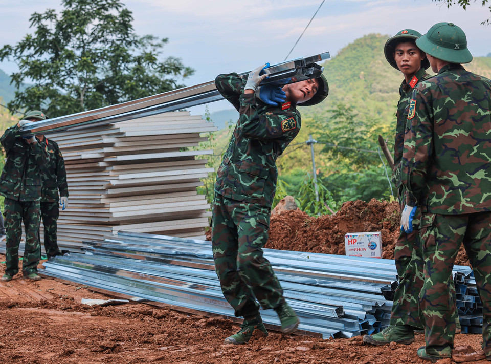Des soldats sont présents dans le district de Bao Yen, soutenant la construction de maisons temporaires pour les habitants du hameau de Lang Nu qui ont perdu leur maison à cause des crues soudaines. Photo: VNA