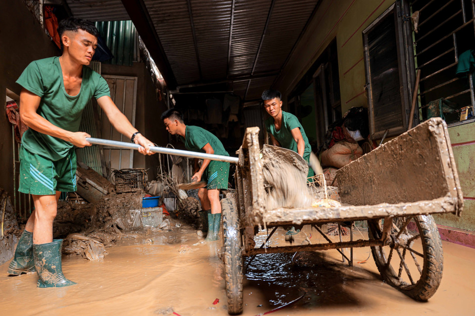 Les soldats de la Division 316 aident les habitants de la commune de Phuc Khanh, dans le district de Bao Yen, à nettoyer leurs maisons après les inondations. Photo: VNA