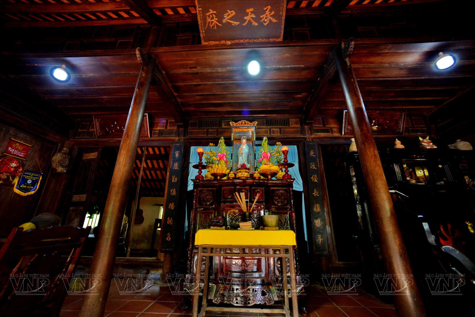 L'espace central de la maison traditionnel appelée "Nha Ruong" dédié au culte.