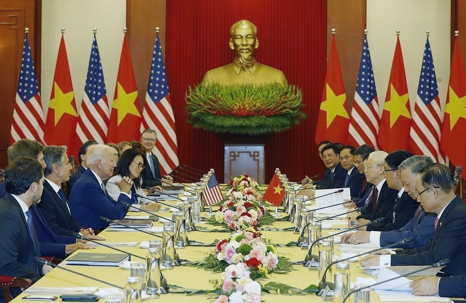 L'entretien entre le secrétaire général Nguyen Phu Trong et le président Joe Biden qui s'est tenu dans l'après-midi du 10 septembre 2023 à Hanoï, a abouti à de très bons résultats, concrétisés par l'adoption d'une Déclaration commune portant sur l'élévation des relations Vietnam-États-Unis au niveau de Partenariat stratégique intégral pour la paix, la coopération et le développement durable. Photo: VNA