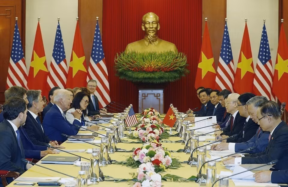 L'entretien entre le secrétaire général Nguyen Phu Trong et le président Joe Biden qui s'est tenu dans l'après-midi du 10 septembre 2023 à Hanoï, a abouti à de très bons résultats, concrétisés par l'adoption d'une Déclaration commune portant sur l'élévation des relations Vietnam-États-Unis au niveau de Partenariat stratégique intégral pour la paix, la coopération et le développement durable. Photo: VNA