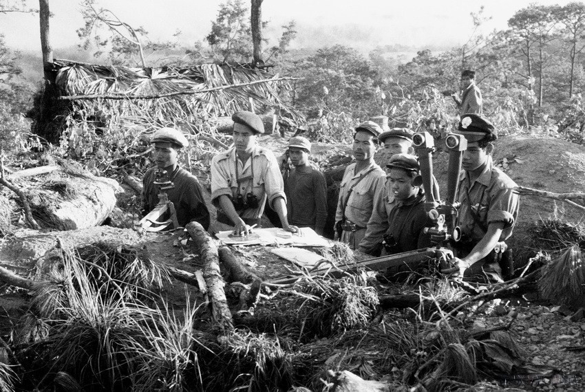 Des experts militaires vietnamiens et des soldats lao. Photo : VNA
