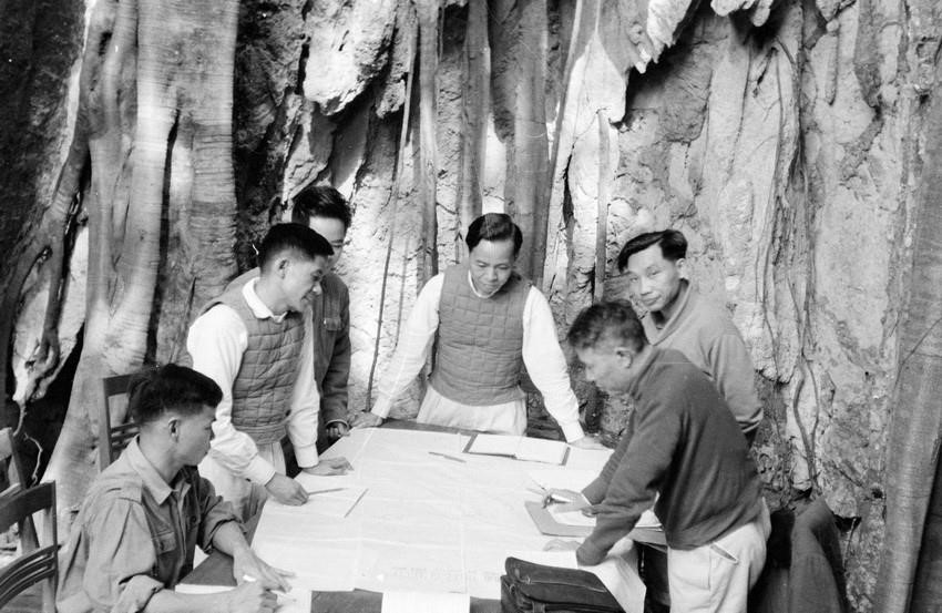Le général Nguyen Trung Vinh (au milieu) présente un plan de protection de la zone libérée du Laos. Photo : VNA