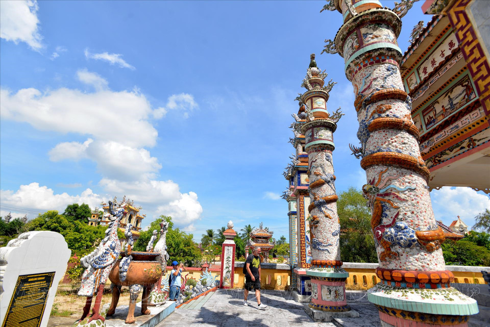 Chaque espace funéraire ressemble à un palais miniature, orné de figures symboliques telles que des licornes, des lions, des tortues, des phénix et des dragons. Photo : VI/VNA