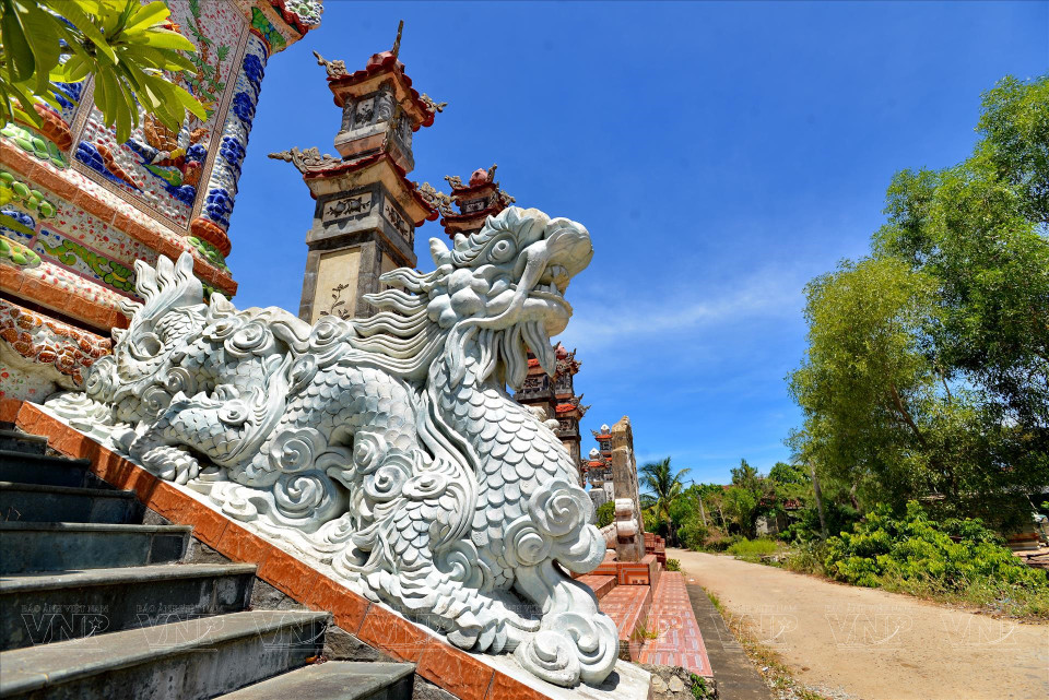 Certaines tombes arborent une architecture sophistiquée, avec des sculptures de dragons colorées atteignant 6 mètres de hauteur sur leurs piliers. Les sépultures les plus récentes peuvent s'élever jusqu'à 10 mètres et sont méticuleusement décorées sur chaque centimètre. Photo : VI/VNA