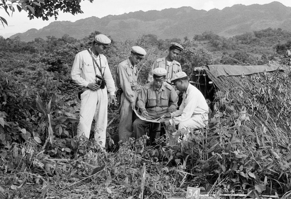 Des experts militaires vietnamiens et des soldats lao. Photo : VNA