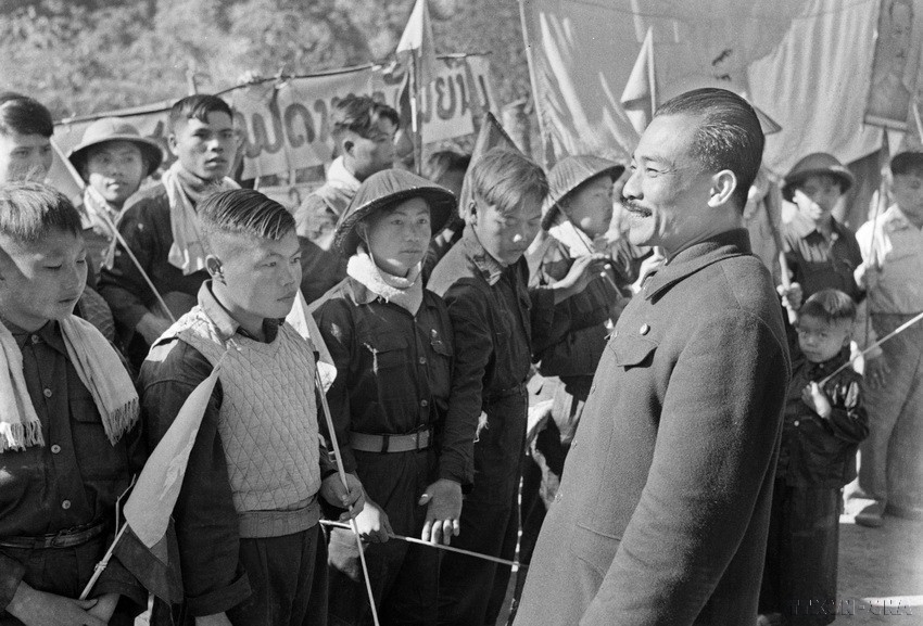 Le prince Souphanouvong rencontre des soldats volontaires vietnamiens en 1950. Photo : VNA