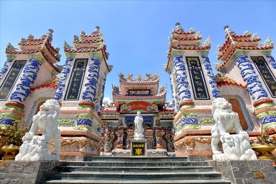 À environ 35 kilomètres du centre-ville, dans la commune de Vinh An, district de Phu Vang, province de Thua Thien-Hue, se trouve le cimetière du village d'An Bang, surnommé "la cité des tombeaux" ou "le cimetière le plus luxueux du Vietnam". Photo : VI/VNA