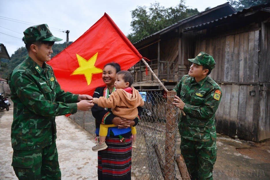 Des soldats du poste de garde-frontière de Pa Thom (Dien Bien) sont proches des habitants (2023). Photo : Minh Duc – VNA