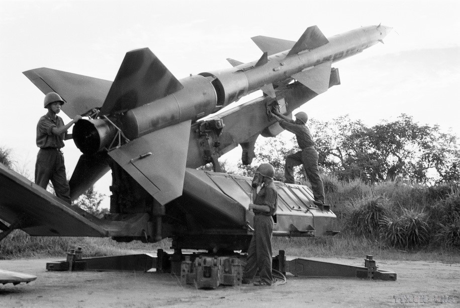 Les soldats chargés des missiles sol-air ont été une force principale de la victoire, brisant les « Super Forteresses B-52 » de l'US Air Force. Sur la photo : des soldats de l'escouade 57, force des missiles de la capitale, qui a abattu le 3.700e avion américain, le 27 juin 1972, dans le ciel de Hanoï. Photo : Ngoc Quan – VNA