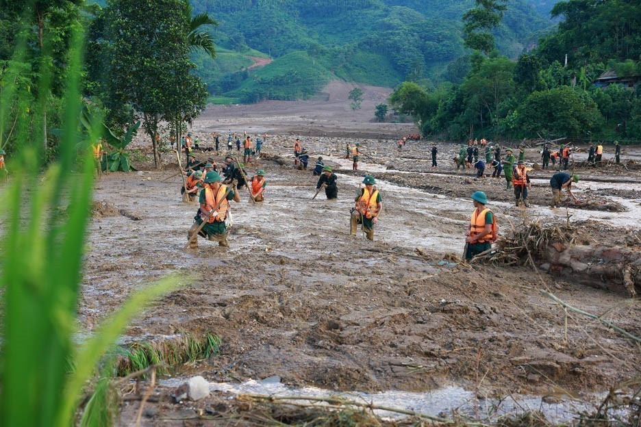 Le 12 septembre 2024, un glissement de terrain a ravagé le village de Lang Nu, situé dans la commune de Phuc Khanh, district de Bao Yen (province de Lao Cai). Face à l'ampleur de cette catastrophe naturelle, des forces militaires ont été immédiatement déployées sur les lieux pour rechercher les victimes disparues et porter assistance aux populations sinistrées. Photo : VNA