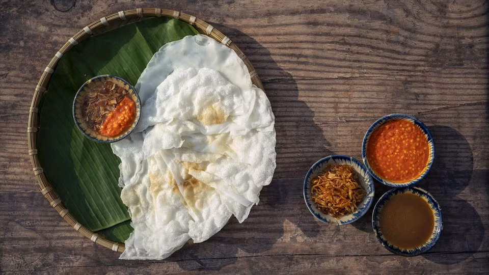Le "banh dap" de Hoi An séduit par sa saveur unique, grâce aux palourdes délicieuses de la région de Cam Nam, réputées pour leur chair tendre et sucrée. Photo : Vietnam Illustré
