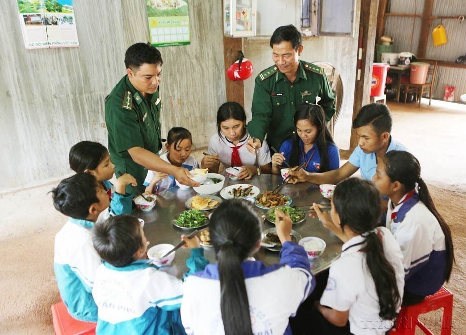 En 2018, les officiers et soldats du poste frontière international de Le Thanh (Gia Lai) ont mis en place un projet humanitaire remarquable : une « cuisine de charité » destinée à nourrir les élèves les plus démunis des écoles environnantes. Cette initiative, empreinte de solidarité et d'empathie, a rapidement suscité l'admiration et l'engagement de toute la communauté. Photo : Duong Giang – VNA