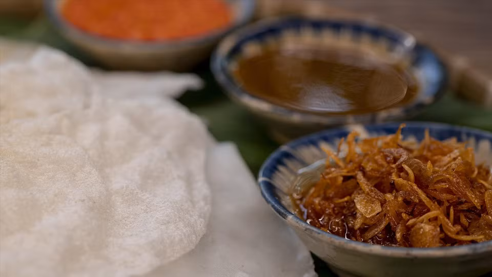 Le "banh dap" de Hoi An est une véritable institution locale. Vous le trouverez partout : des stands en bord de route aux ruelles animées de la vieille ville. Photo : Vietnam Illustré