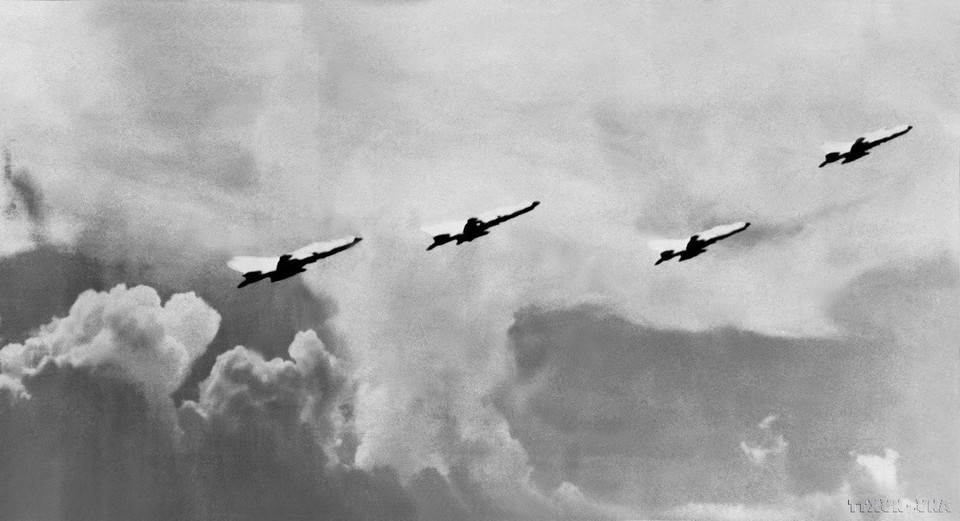 Lors de la campagne aérienne de décembre 1972, les pilotes de l'Armée de l'air populaire vietnamienne ont fait preuve d'un courage exceptionnel en abattant sept avions ennemis, dont deux redoutables bombardiers B-52. Grâce à leur maîtrise et à leur détermination, ils ont réussi à briser à huit reprises les formations de combat ennemies, ouvrant ainsi la voie aux missiles sol-air et aux autres systèmes de défense aérienne pour infliger de lourdes pertes à l'aviation américaine. Sur la photo : des avions Mig-21 décollent pour attaquer les avions ennemis. Photo : archives de la VNA