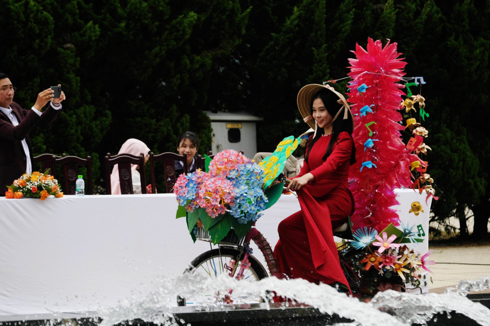 Un vélo fleuri avec des hortensias et des fleurs de pétards en plastique réalisé lors du concours. Photo: VNA