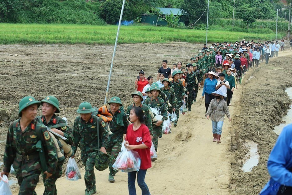 Les habitants du hameau de Lang Nu, dans la province de Lao Cai, ont exprimé leur profonde gratitude aux soldats du régiment 98 de la division 316, qui ont quitté les lieux le 24 septembre après 14 jours de recherches intenses. Les larmes aux yeux, ils ont salué le dévouement de ces militaires qui ont tout mis en œuvre pour retrouver les disparus. Photo : diffusée par la VNA