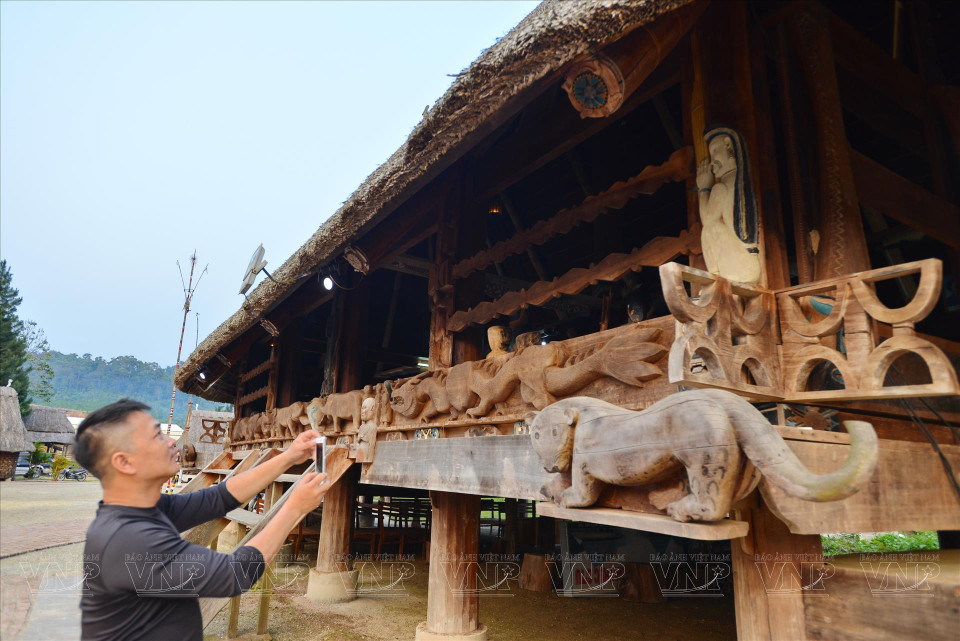 La maison Guol n’en demeure pas moins un chef-d’œuvre de sculpture sur bois. Buffles, oiseaux, varans, femmes en train de danser, hommes battant des tambours… Autant de motifs que l’on retrouve à l’envie. Photo : Thanh Hoa/Vietnam illustré