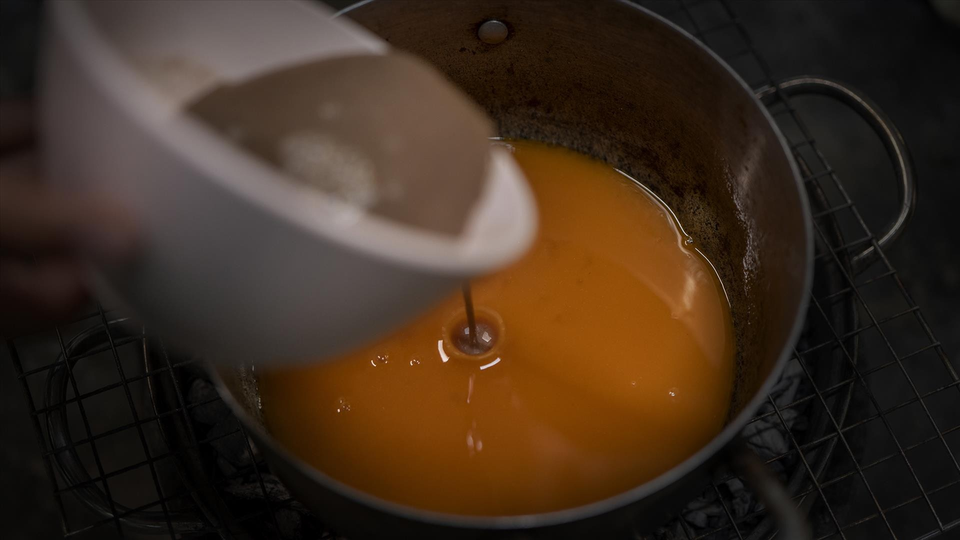 L'étape de préparation de la sauce. Photo : Vietnam Illustré