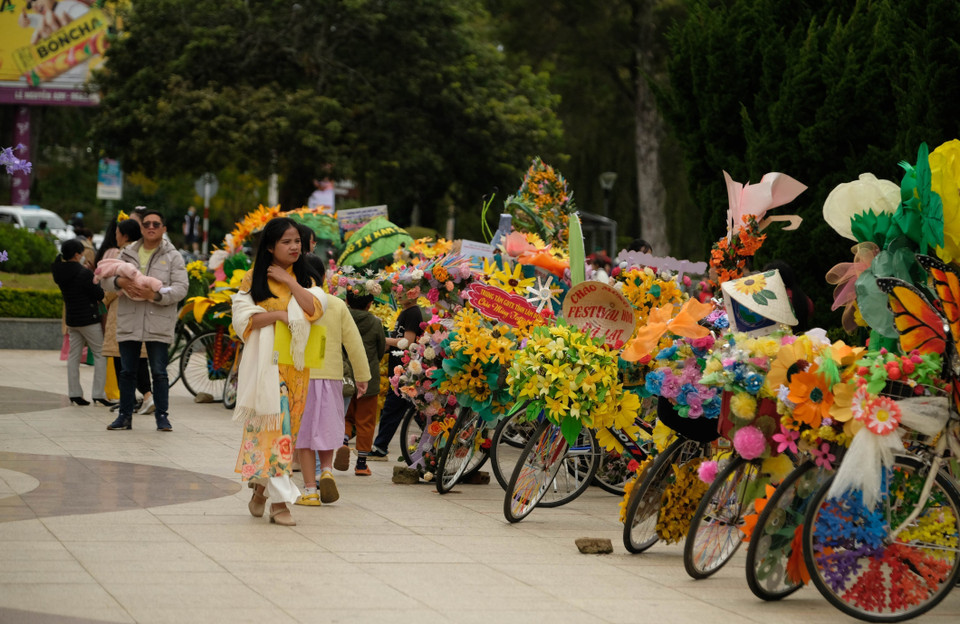 Après la fin du concours, les œuvres sont exposées au service des touristes et du public, et participent à des défilés dans le cadre du Festival des fleurs de Dalat 2024. Photo: VNA