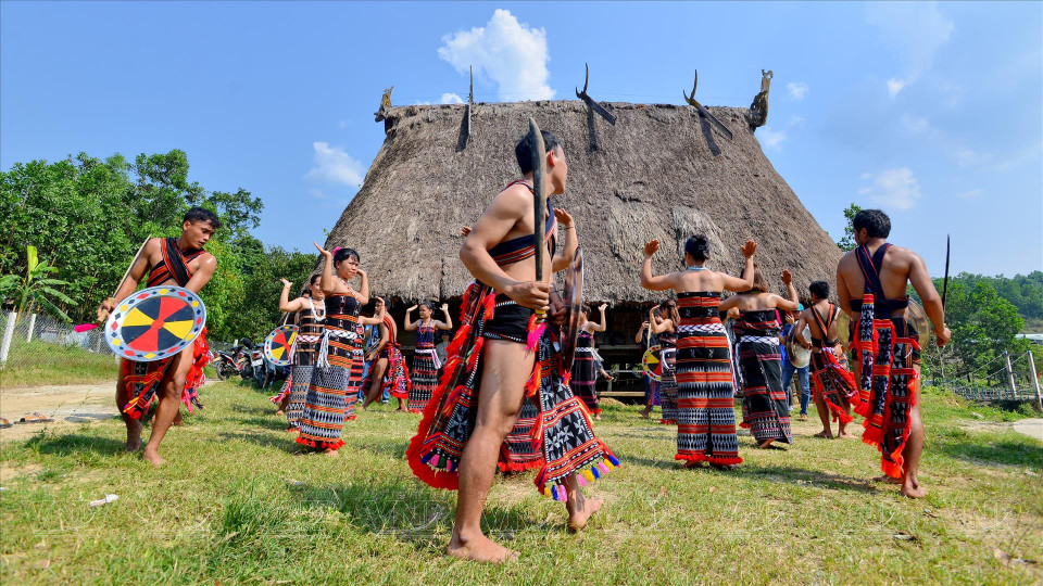 a danse "tung tung da dá" est au cœur des célébrations Co Tu, qu'il s'agisse de marquer la récolte du riz nouveau, l'inauguration d'un village ou d'un guol, la maison commune. Cette danse, qui symbolise l'harmonie entre l'homme et la femme, se déploie en cercles tournoyants au rythme des gongs et des tambours. Chaque mouvement, chaque pas est une invitation à se connecter à la nature environnante, à célébrer la vie et à renforcer les liens communautaires. Photo : Thanh Hoa/Vietnam illustré