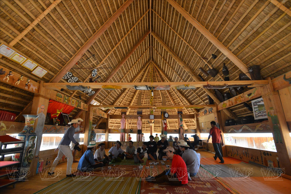 Cette maison dédiée aux Dieux abrite les réunions, les rites et les festivités plus importantes du village. Bref, le Guol occupe une place centrale dans la vie spirituelle et culturelle des Co Tu. Photo : Thanh Hoa/Vietnam illustré