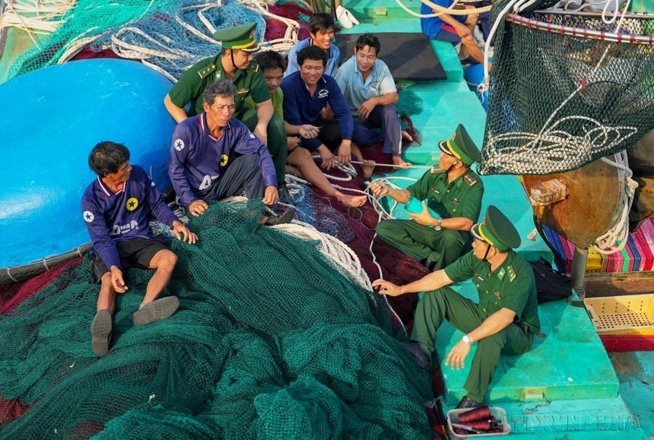 Les officiers et les soldats du poste de garde-frontière de Truong Sa (garde-frontière de la province de Khanh Hoa) soutiennent les pêcheurs qui partent en mer. Photo : Hong Dat – VNA