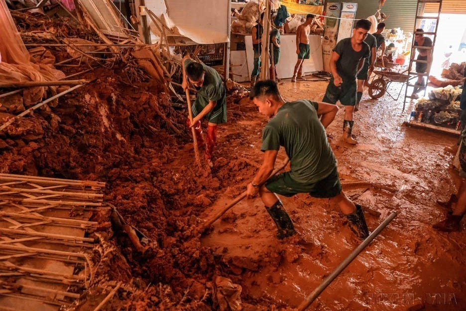 Le 21 septembre 2024, face aux dévastations causées par les inondations dans la commune de Phuc Khanh, district de Bao Yen (province de Lao Cai), les officiers et soldats de la division 316 de la région militaire 2 se sont mobilisés en masse pour porter assistance aux populations sinistrées. Ces militaires engagés ont participé aux opérations de secours, d'évacuation et de reconstruction, témoignant ainsi de leur solidarité envers les habitants en difficulté. Photo : Hoang Hieu – VNA