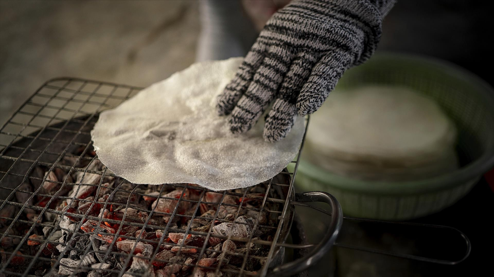 Pour manger, on tape sur le "banh dap" pour le briser en petits morceaux. Vous utilisez ensuite ces morceaux pour ramasser les palourdes sautées et les déguster. La fraîcheur des palourdes, l'arôme irrésistible des oignons frits, du poivre, de la coriandre vietnamienne et la touche piquante du piment créent un souvenir culinaire inoubliable. Photo : Vietnam Illustré