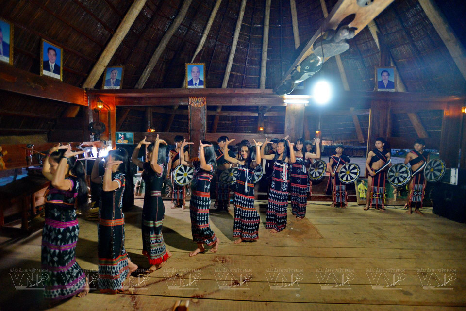 Une performance musicale et dansée au sein du Guol, la maison communautaire. Photo : Thanh Hoa/Vietnam illustré