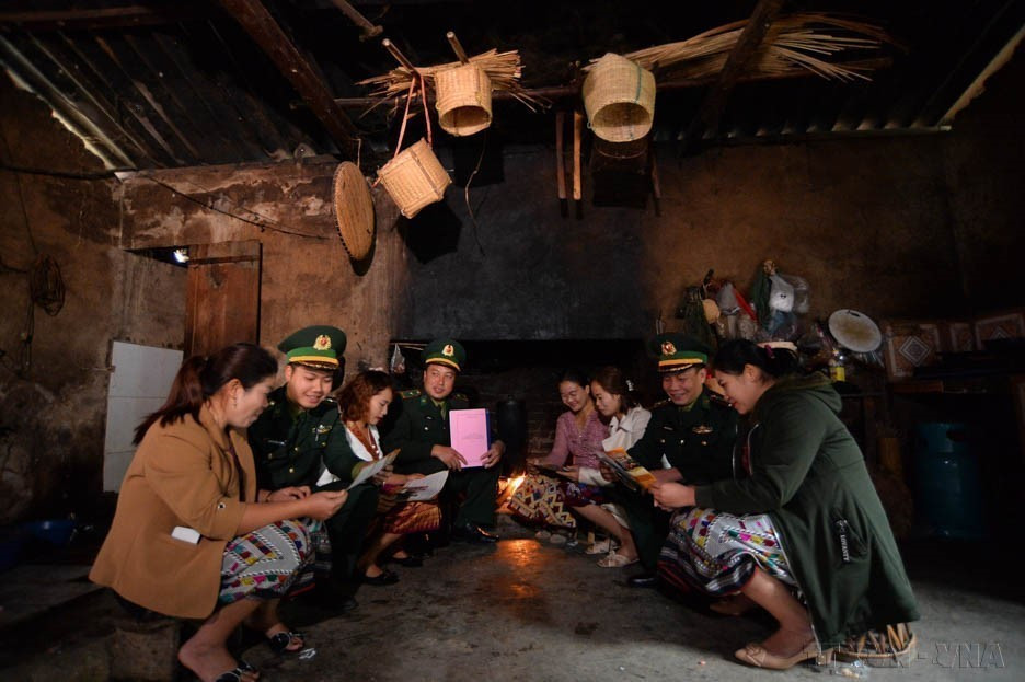"Les agents du poste de garde-frontière de Pa Thom sensibilisent les habitants lao du village de Pa Xa Lao, dans la commune de Pa Thom (district de Dien Bien), aux directives du Parti et aux politiques de l'État. Photo : Minh Duc – VNA
