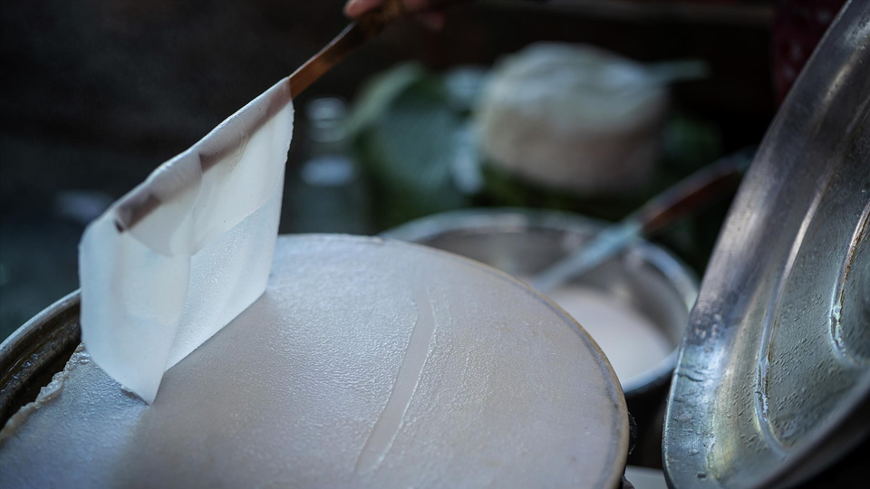 Le "banh dap" offre une expérience sensorielle exceptionnelle grâce au jeu de textures entre la galette croustillante et la crêpe fondante en bouche. Photo : Vietnam Illustré