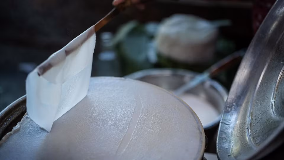 Le "banh dap" offre une expérience sensorielle exceptionnelle grâce au jeu de textures entre la galette croustillante et la crêpe fondante en bouche. Photo : Vietnam Illustré